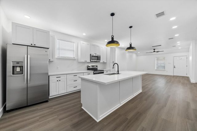 428 Neyland Street, Houston, TX 77022
