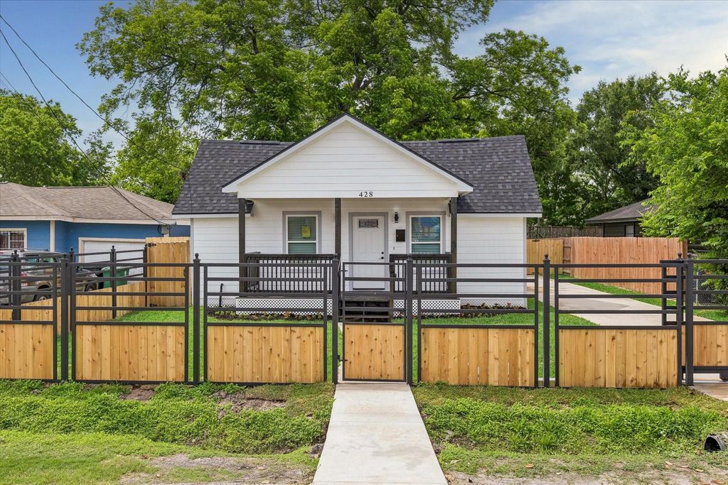 428 Neyland Street, Houston, TX 77022