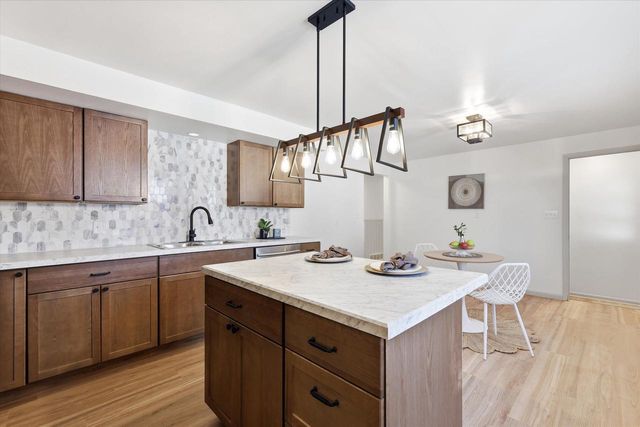 1237 E CALUMET STREET, Appleton, WI 54915