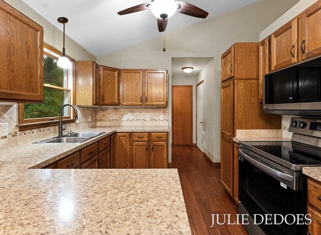 17722 148th Avenue, Spring Lake, MI 49456