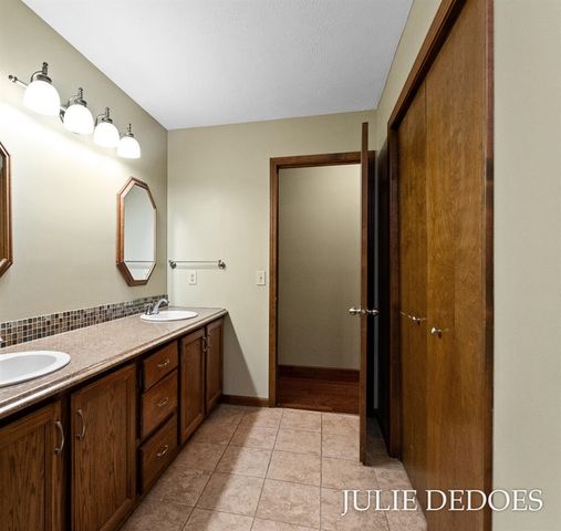 17722 148th Avenue, Spring Lake, MI 49456