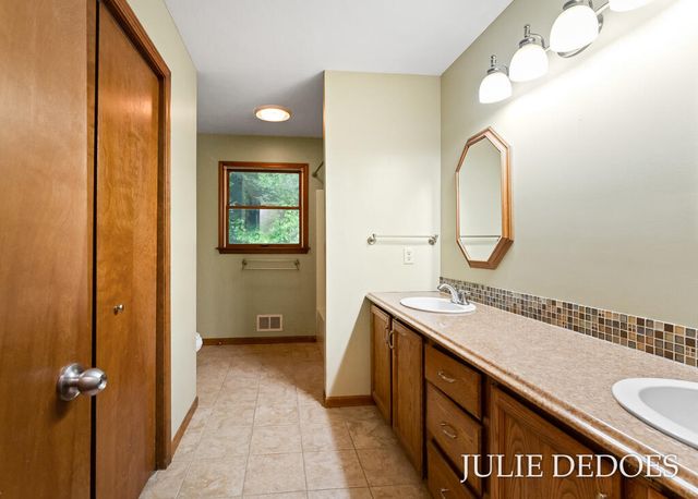 17722 148th Avenue, Spring Lake, MI 49456