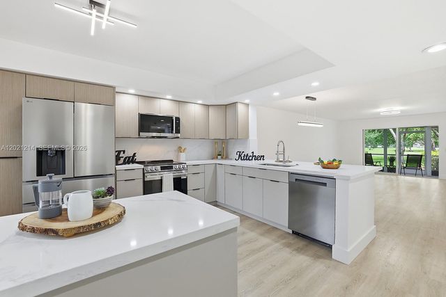 300 SW 130th Ter 110B, Pembroke Pines, FL 33027