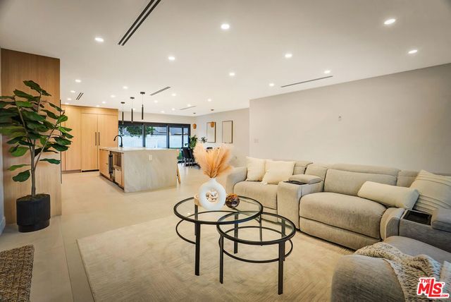 23343 Hartland Street, West Hills, CA 91307