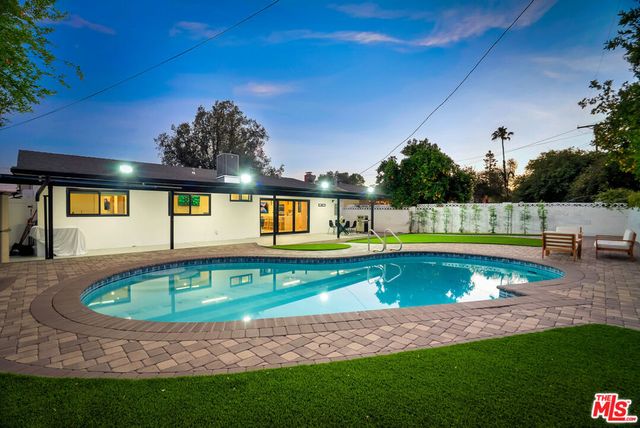 23343 Hartland Street, West Hills, CA 91307