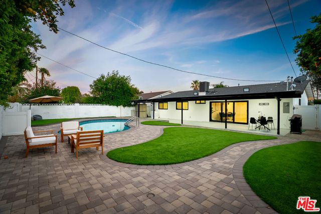 23343 Hartland Street, West Hills, CA 91307