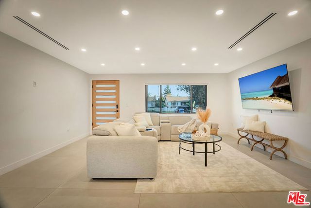 23343 Hartland Street, West Hills, CA 91307