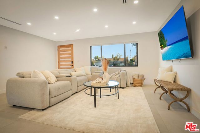 23343 Hartland Street, West Hills, CA 91307