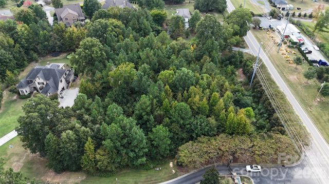 8335 Victoria Lake Drive, Waxhaw, NC 28173