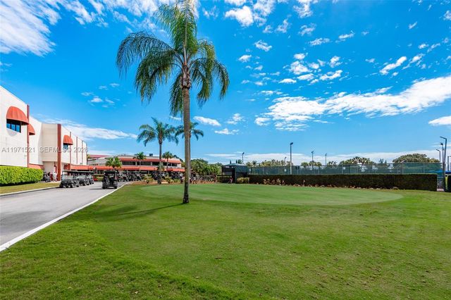 9811 N Hollybrook Lake Dr 204, Pembroke Pines, FL 33025