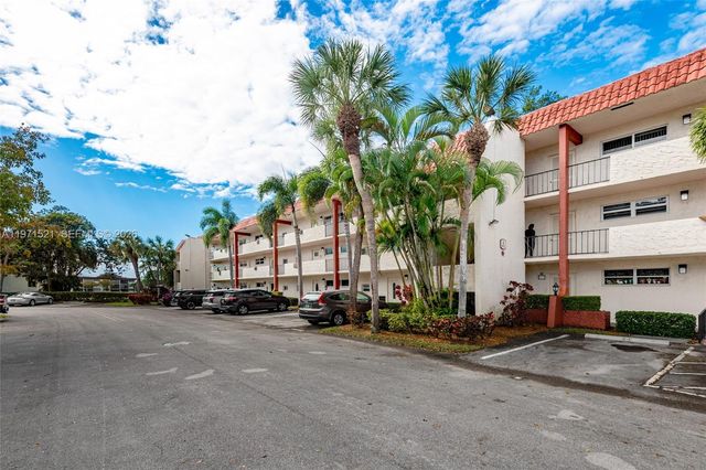 9811 N Hollybrook Lake Dr 204, Pembroke Pines, FL 33025