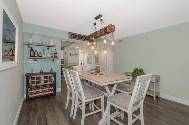 9811 N Hollybrook Lake Dr 204, Pembroke Pines, FL 33025