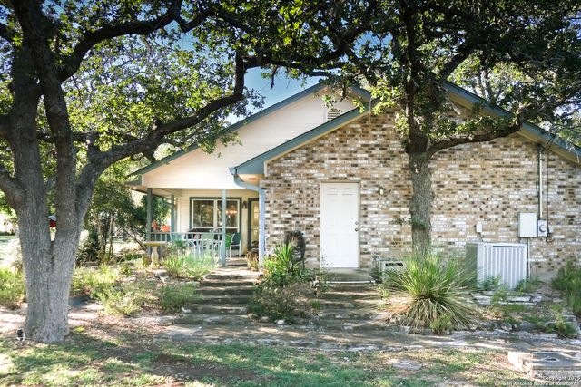 309 E Oak Wood Rd, Kerrville, TX 78028