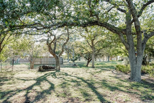 309 E Oak Wood Rd, Kerrville, TX 78028