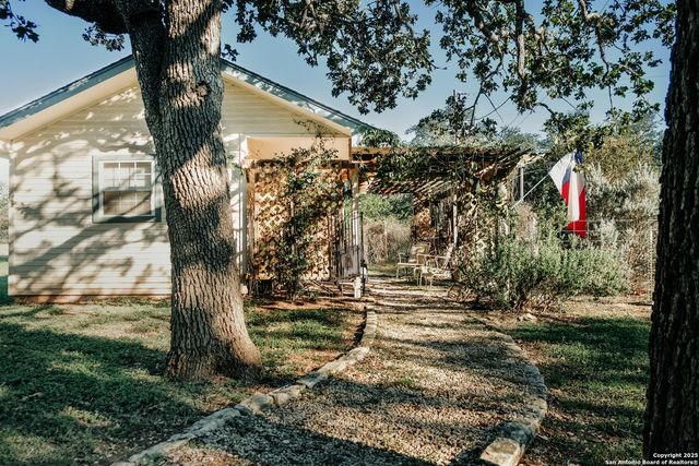 309 E Oak Wood Rd, Kerrville, TX 78028