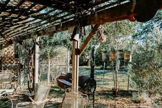 309 E Oak Wood Rd, Kerrville, TX 78028