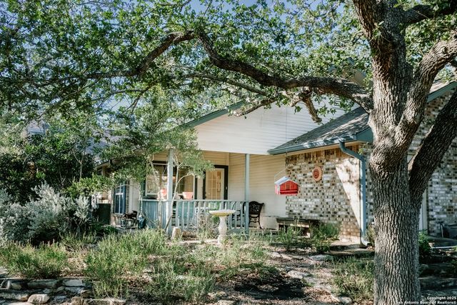 309 E Oak Wood Rd, Kerrville, TX 78028