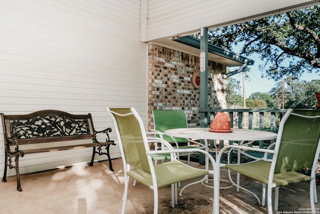 309 E Oak Wood Rd, Kerrville, TX 78028