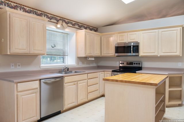 309 E Oak Wood Rd, Kerrville, TX 78028