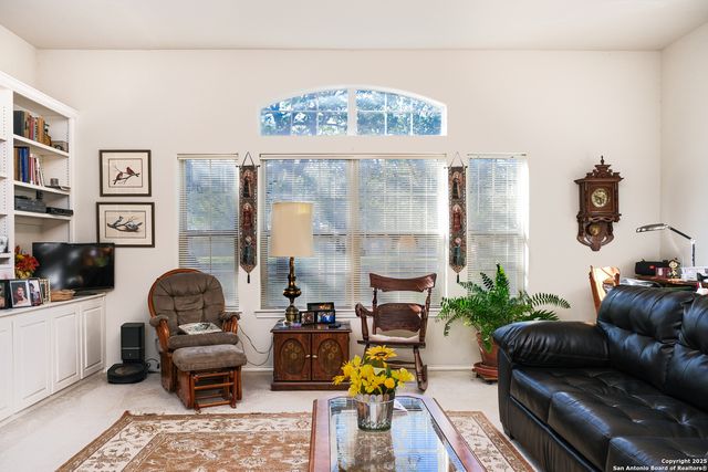 309 E Oak Wood Rd, Kerrville, TX 78028