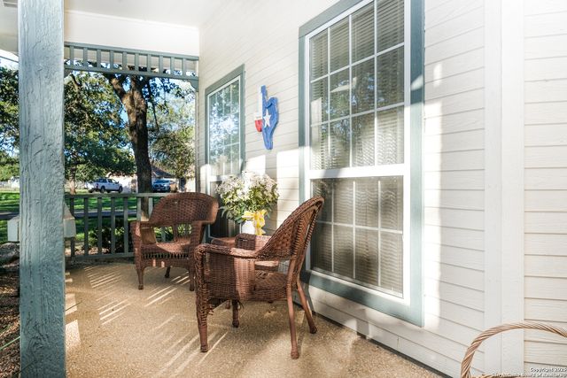309 E Oak Wood Rd, Kerrville, TX 78028