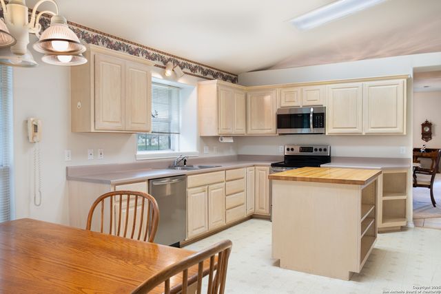 309 E Oak Wood Rd, Kerrville, TX 78028