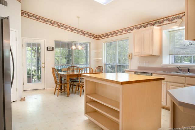 309 E Oak Wood Rd, Kerrville, TX 78028