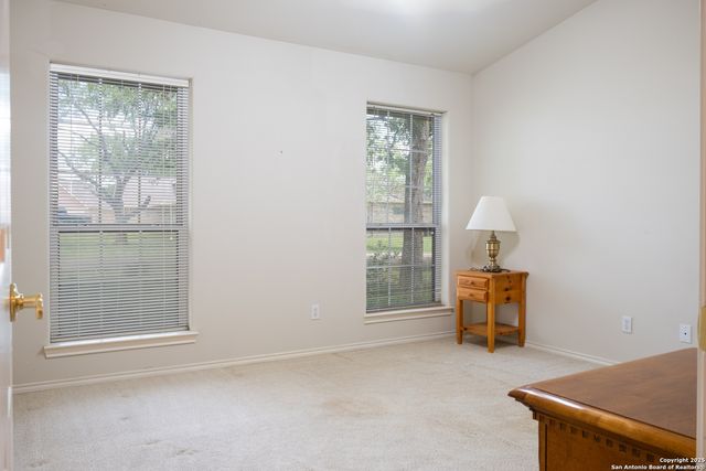 309 E Oak Wood Rd, Kerrville, TX 78028