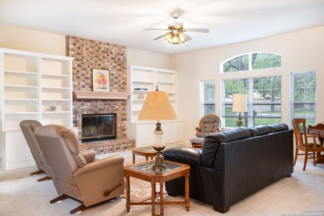 309 E Oak Wood Rd, Kerrville, TX 78028
