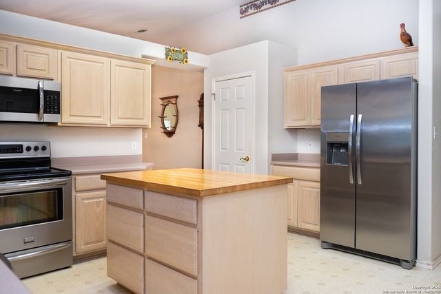 309 E Oak Wood Rd, Kerrville, TX 78028