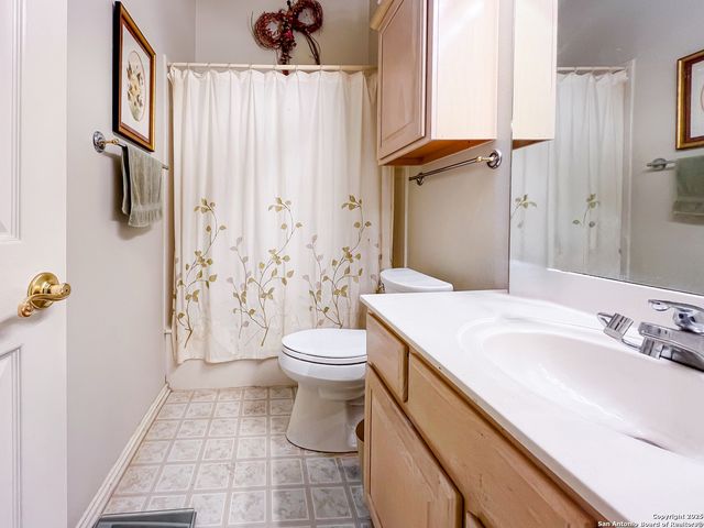 309 E Oak Wood Rd, Kerrville, TX 78028