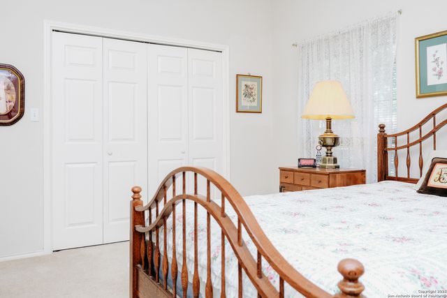 309 E Oak Wood Rd, Kerrville, TX 78028