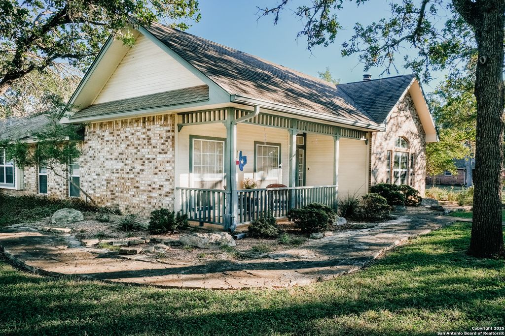 309 E Oak Wood Rd, Kerrville, TX 78028