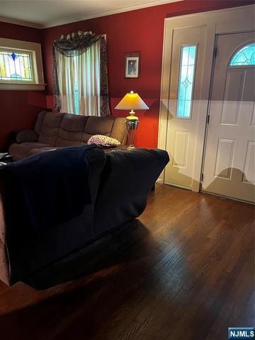 8 Beach Road, Verona, NJ 07044