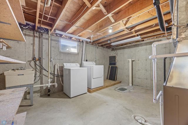 2838 Westgate Drive S, Fargo, ND 58103