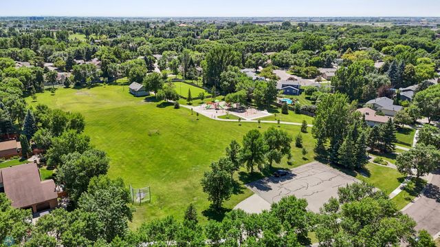 2838 Westgate Drive S, Fargo, ND 58103