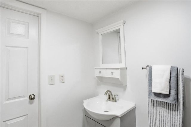 8 Timber Ln Unit 16, South Burlington, VT 05403