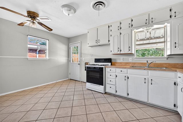 508 N Jordan Street, Whitesboro, TX 76273