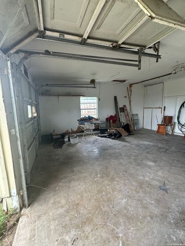 9 Sky Line Dr, Comfort, TX 78013
