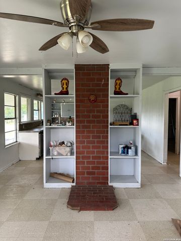 9 Sky Line Dr, Comfort, TX 78013