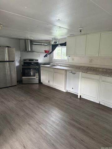 9 Sky Line Dr, Comfort, TX 78013