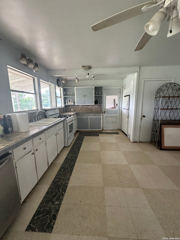 9 Sky Line Dr, Comfort, TX 78013
