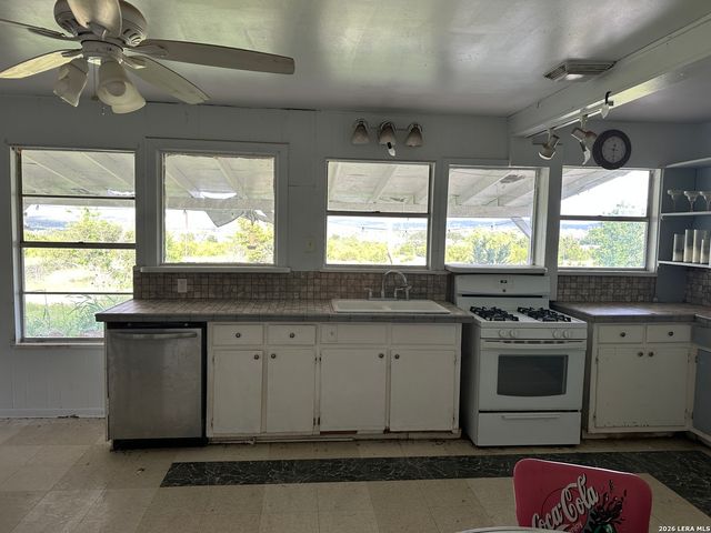 9 Sky Line Dr, Comfort, TX 78013