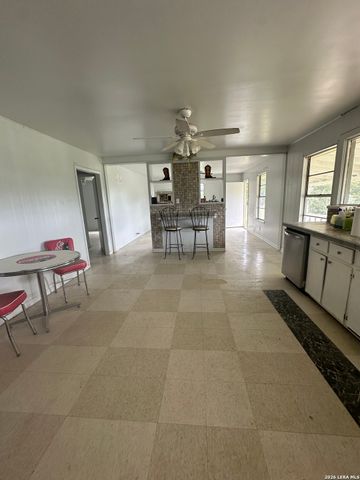 9 Sky Line Dr, Comfort, TX 78013