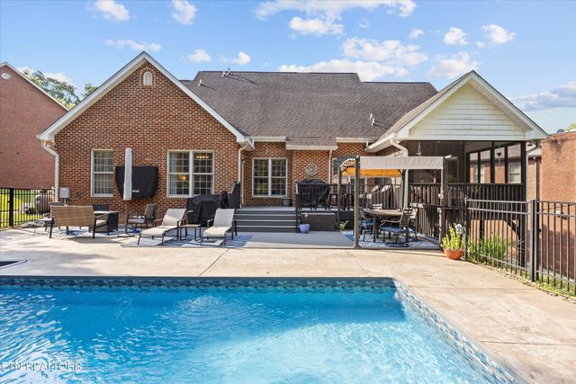 901 Crown Ridge Lane, Powell, TN 37849
