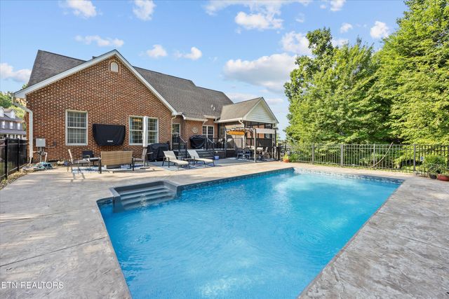 901 Crown Ridge Lane, Powell, TN 37849