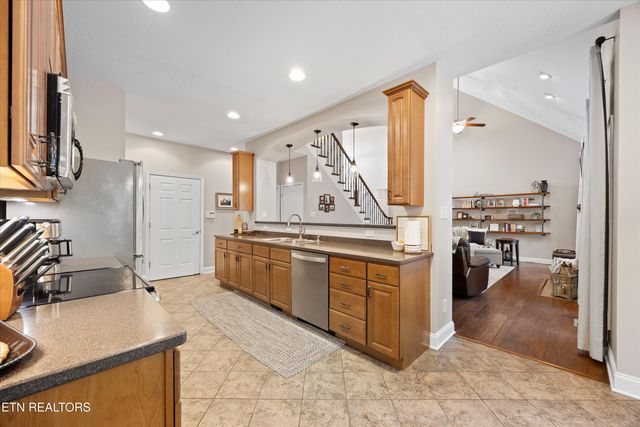901 Crown Ridge Lane, Powell, TN 37849