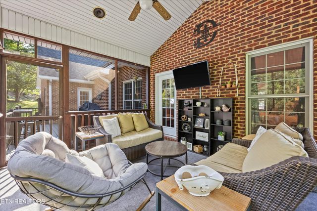 901 Crown Ridge Lane, Powell, TN 37849