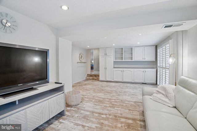 11509 FARMLAND DR, North Bethesda, MD 20852