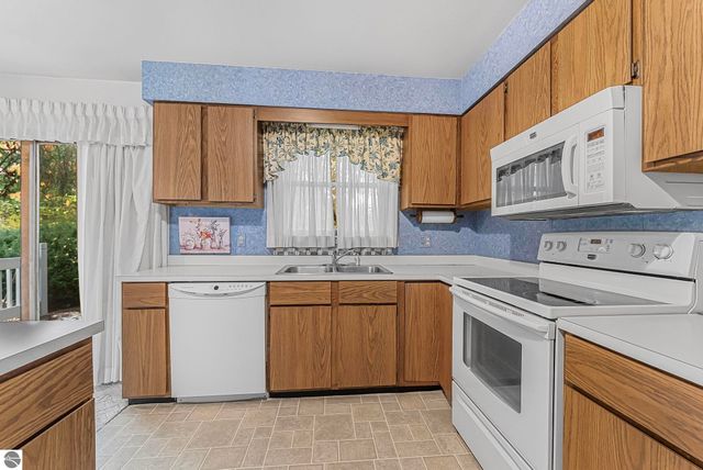 412 Wilcox Parkway, Clare, MI 48617